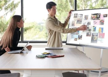 मायक्रोसॉफ्ट सर्फेस हब 2S सादर : टचस्क्रीन डिजिटल व्हाइटबोर्ड !