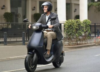 ओला कंपनीच्या इलेक्ट्रिक स्कूटर्स सादर : भन्नाट सोयींसह किंमतही जाहीर!